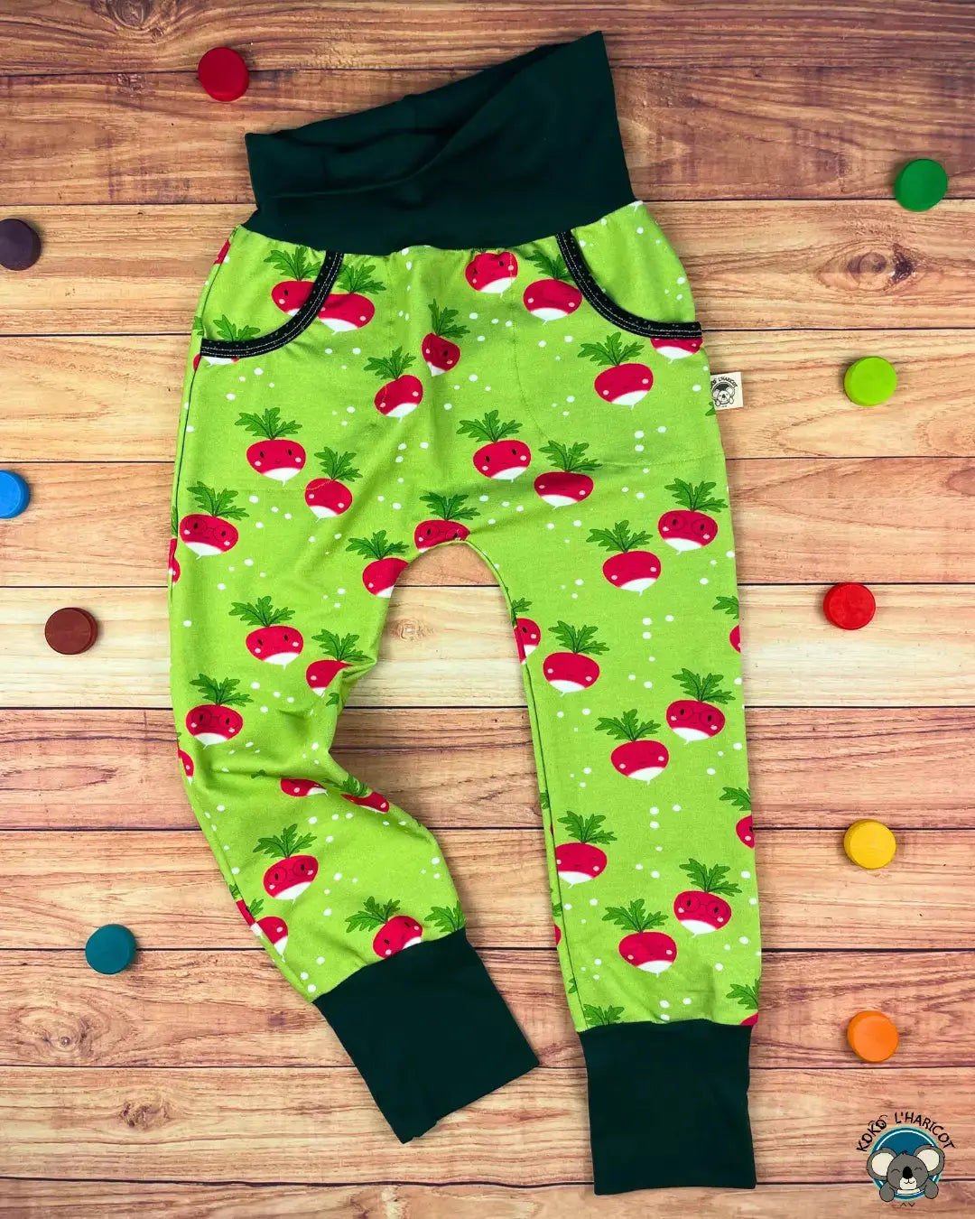 Pantalon évolutif bio radis 3/6 ans Bandes de poches vertes - Koko l’haricot